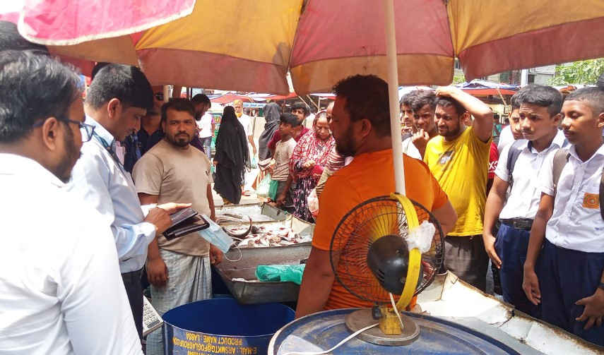 কুমিল্লা টমছম ব্রিজ বাজারে অভিযান, দুই প্রতিষ্ঠানকে জরিমানা